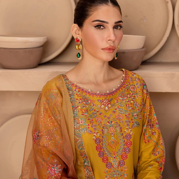 BATIK 3 Piece Luxe Pakistani/Indian Suit - Picture 3 of 4